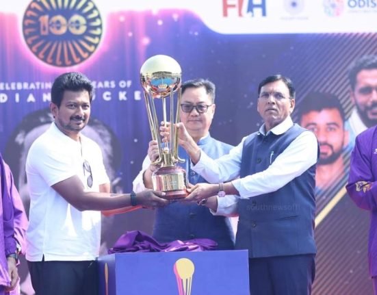 Udhayanidhi receives hockey cup