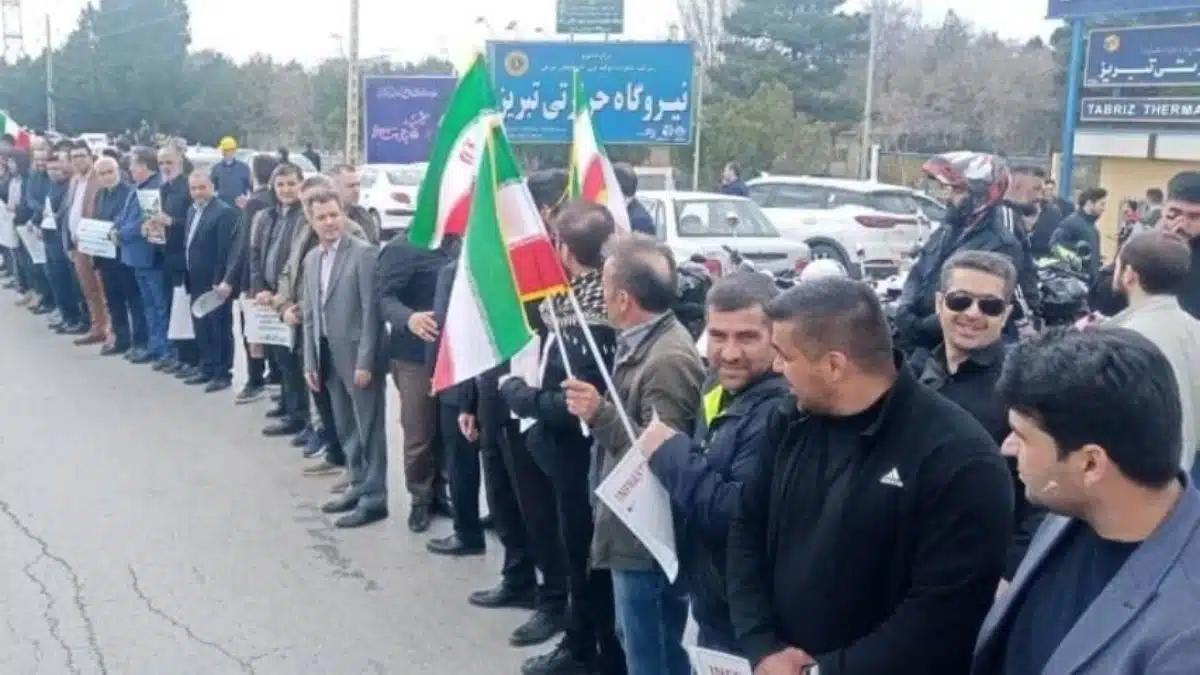 People of Iran Form Human Chains to Shield Bridges and Power Plants