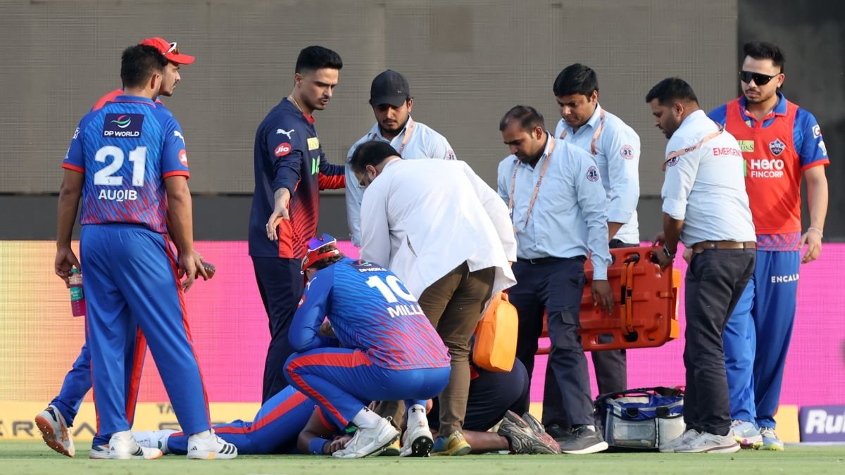 Lungi Ngidi taken off the field in an ambulance